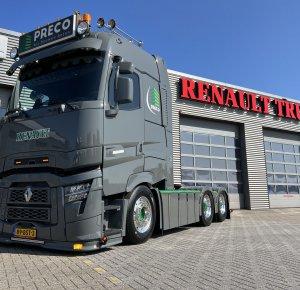 Preco heeft eind maart de langverwachte nieuwe Renault Trucks T-High EVO in ontvangst genomen uit handen van Erik Creemers en Frank Mathijssen van Renault Trucks-dealer Harbers Trucks uit Apeldoorn