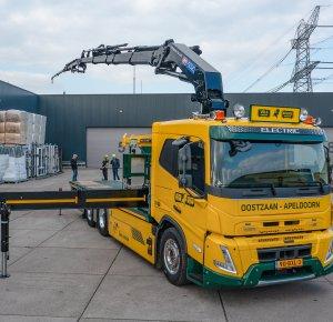 Eerste elektrische bouwtruck met zware autolaadkraan voor Kisjes Transport