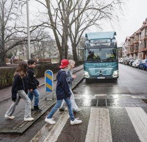 Volvo Trucks introduceert automatische snelheidsbeperking om de verkeersveiligheid te vergroten