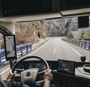 Nieuwe functie in Volvo Trucks’ stuursysteem grijpt razendsnel in bij klapband