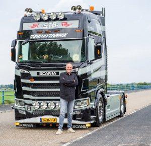 Een persoonlijke truck voor een gepassioneerde ondernemer STB a/s ThermoTrafik neemt nieuwe Scania 660R V8 in gebruik