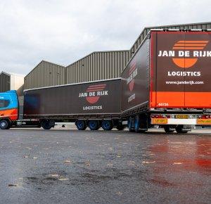 Jan de Rijk Logistics neemt eerste van zeven elektrische Scania’s met lage schotelhoogte in gebruik