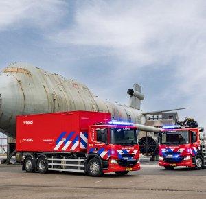 Brandweer Luchthaven Schiphol zet eerste stap in elektrificatie met twee elektrische Scania 23P bakwagens